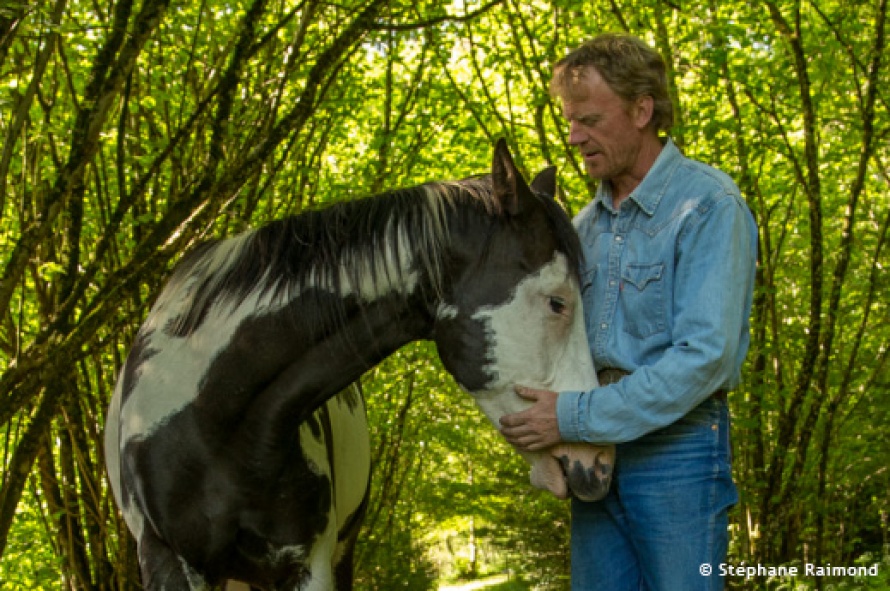 Moment de complicité entre Bertrand et un de ses chevaux @Blog Cheval d'Aventure