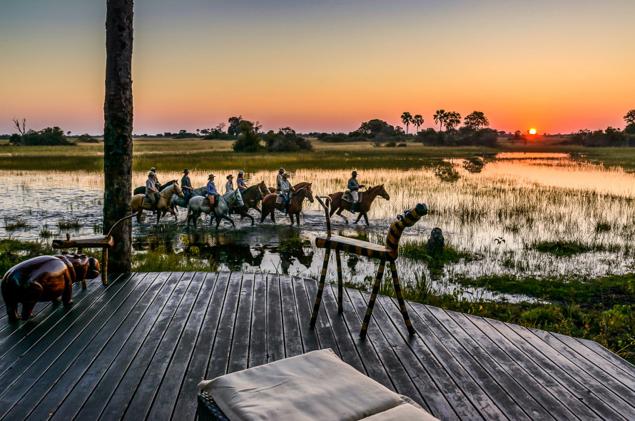 Safari à cheval dans le détroit de l'Okavango au Botswana