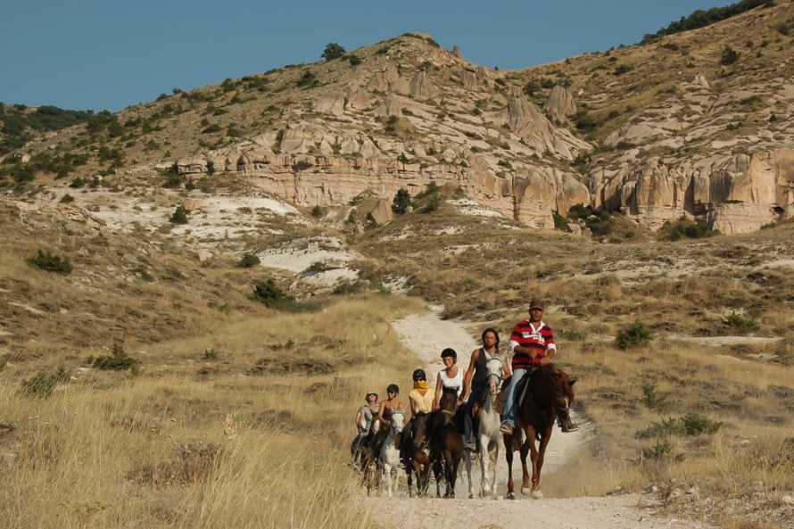 Difficile de s'éloigner du groupe en rando... Ici, en Cappadoce (Turquie)  ©  Claude Lux