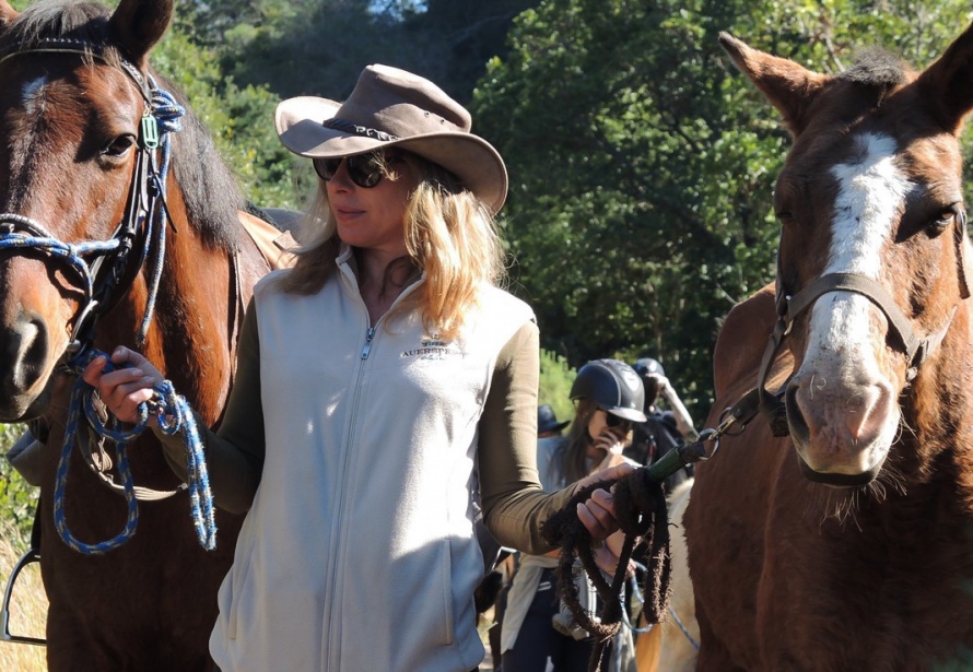 Cécile entourée de deux de ses chevaux @Blog Cheval d'Aventure