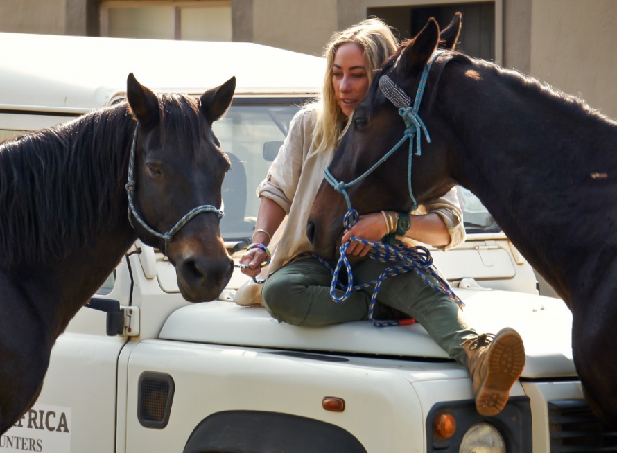 Cécile avec deux de ses chevaux @Blog Cheval d'Aventure