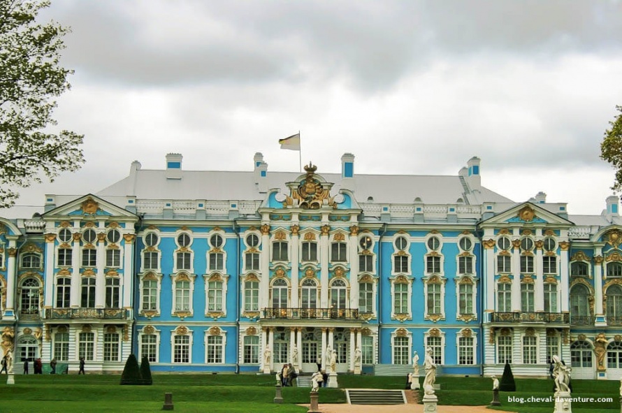 La magnificence du palais de Tsarskoie Selo contraste avec  la vétusté des écuries toutes proches  @Blog Cheval d'Aventure
