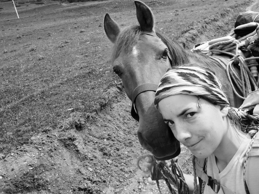 Selfie de Clara Arnaud et son cheval @Blog Cheval d4Aventure