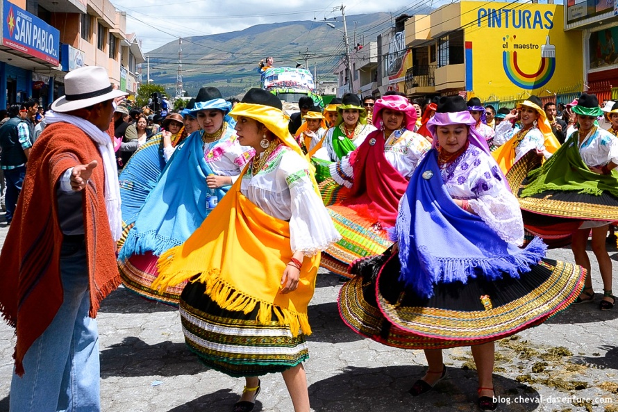 Tenues traditionnelles colorées des équatoriennes pour le défilé @Blog Cheval d'Aventure