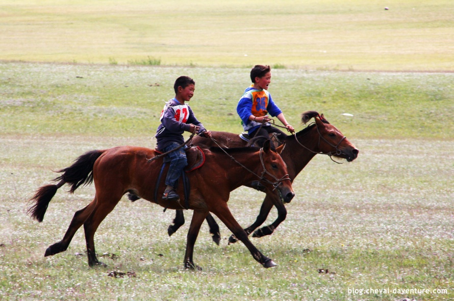 Course de chevaux pendant la fête du Naadam @Blog Cheval d'Aventure