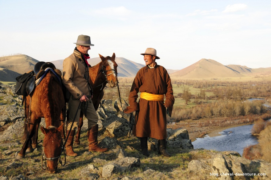 Complicité entre un cavalier un autochtone en Mongolie @Blog Cheval d'Aventure