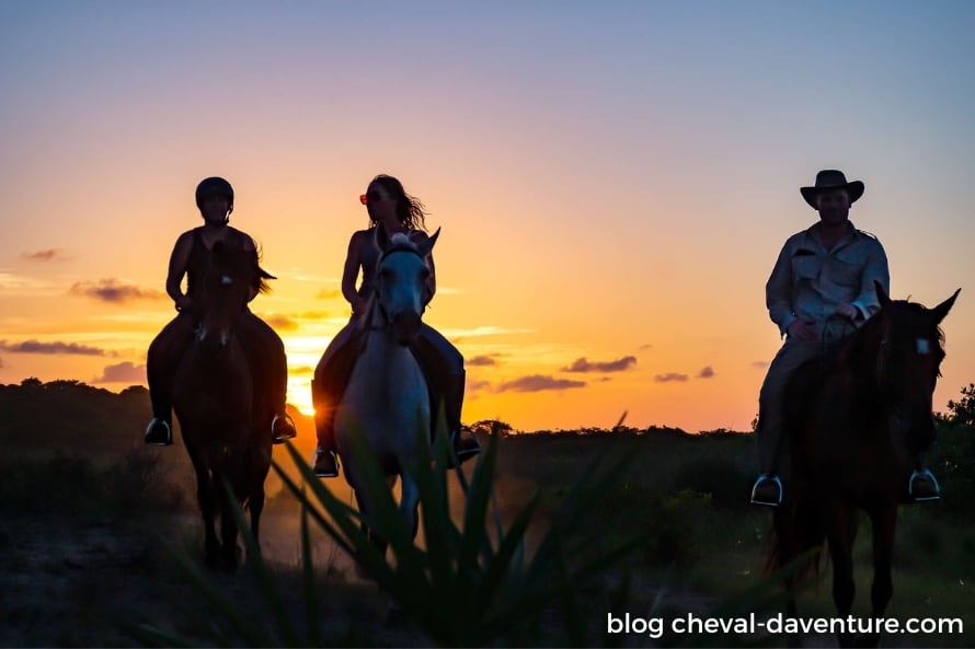 Cavaliers au coucher du soleil @Blog Cheval d'Aventure