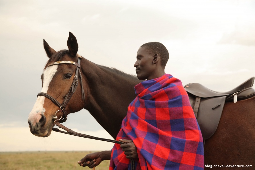 Un Masaï et son cheval au Kenya @Blog Cheval d'Aventure