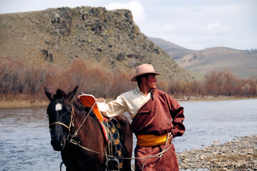 Homme avec son cheval en Mongolie @Blog Cheval d'Aventure
