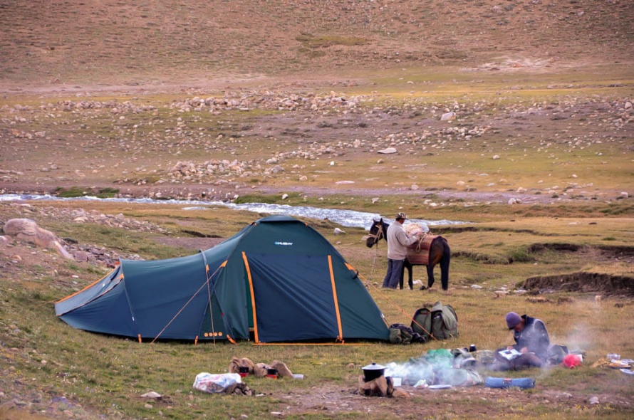Bivouac sauvage dans les montagnes du Pamir (Tadjikistan) @Blog Cheval d'Aventure