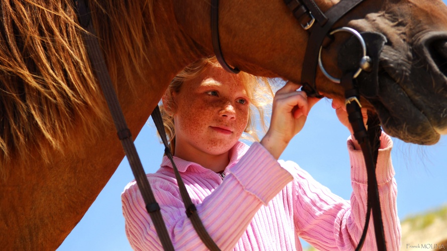 En randonnée, les jeunes cavaliers s'occupent de leur chevaux ©Franck Molina