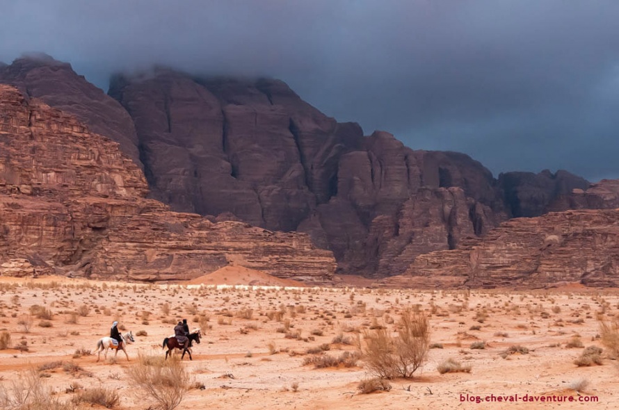 Les Bédouins sont les guides de prédilection du désert @Blog Cheval d'Aventure