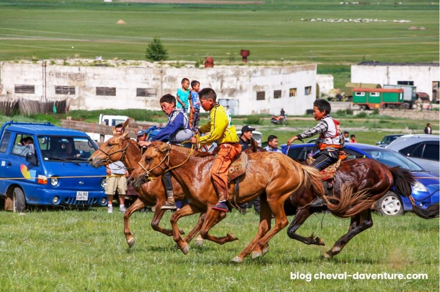 Course de chevaux au festival de Naadam