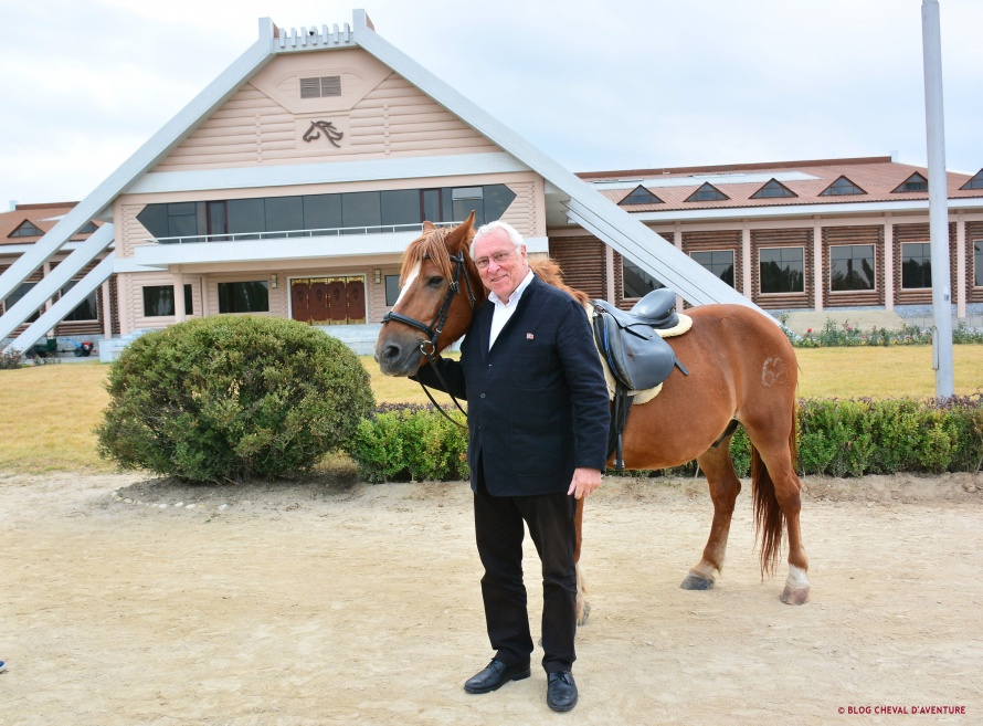 Jean-Louis Gouraud en Corée du Nord et un cheval local @Blog Cheval d'Aventure
