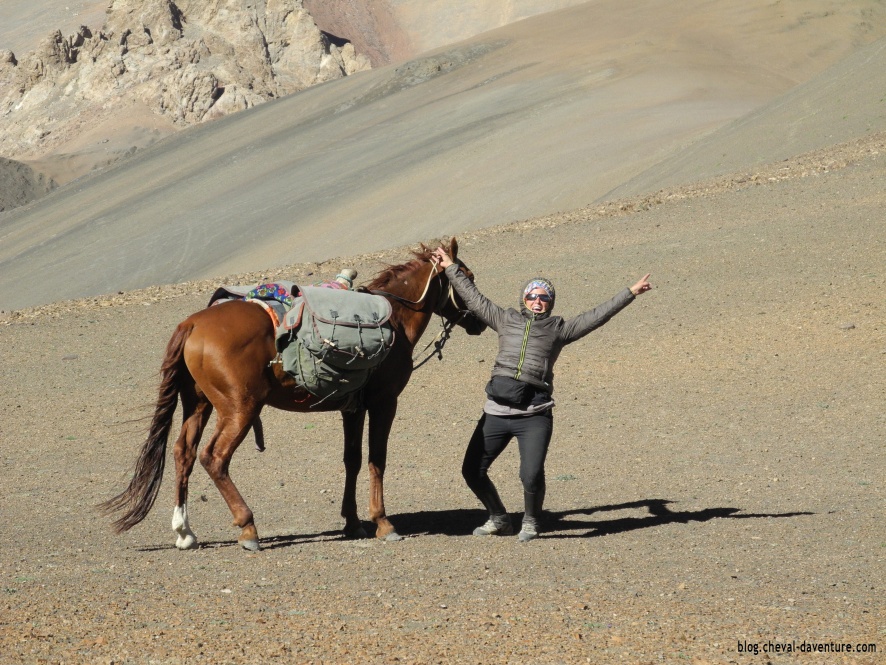La cavalière Lisa sur les routes @Blog Cheval d'Aventure
