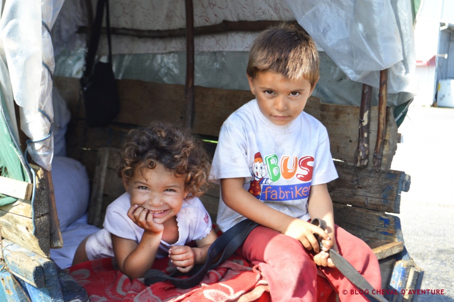 Enfants en Serbie dans la roulotte @Blog Cheval d'Aventure
