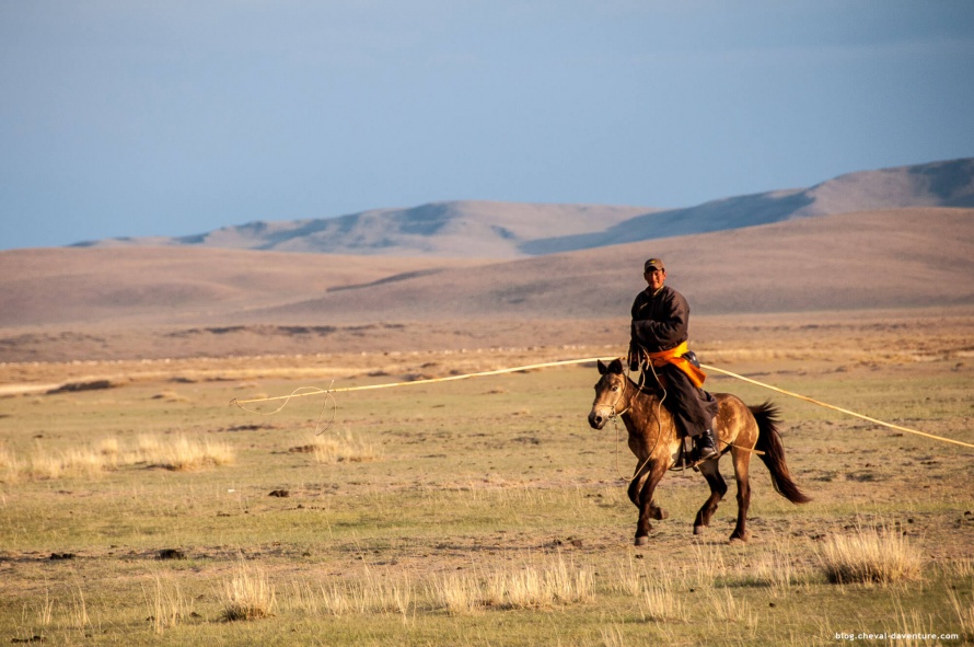 Avec son cheval, le Mongol n'est jamais seul dans la steppe @Blog Cheval d'Aventure