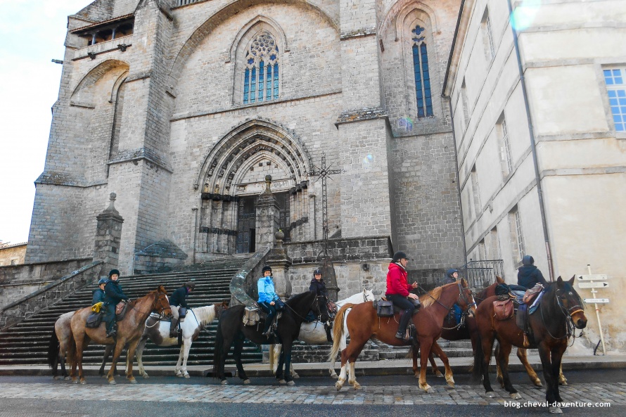 Cavaliers devant l'abbaye de la Chaise Dieu  @Blog Cheval d'Aventure