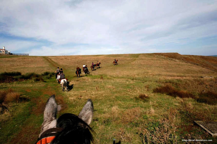 Groupe de cavaliers à cheval en Bulgarie @Blog Cheval d'Aventure