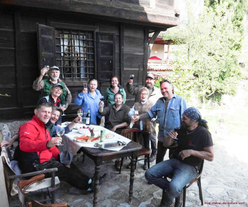 Apéritif à Kiprovitchia avec les guides équestres @Blog Cheval d'Aventure