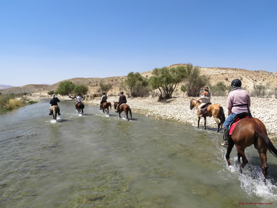 Cavaliers dans la rivière Khor en Iran @ Blog Cheval d'Aventure