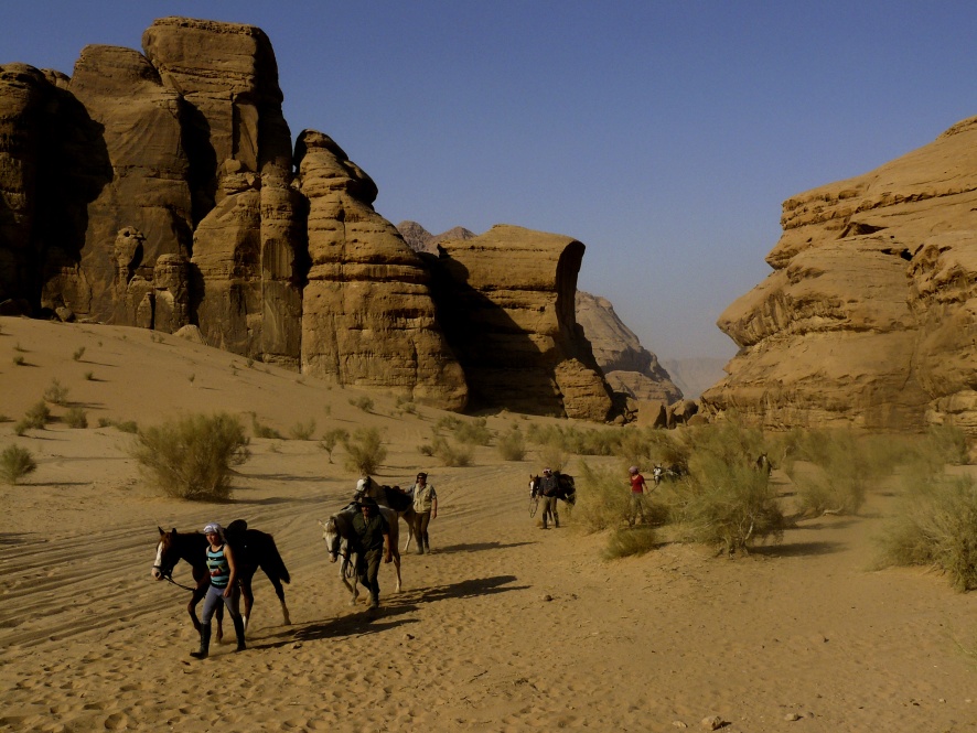 Des cavaliers et leurs chevaux marchant dans le désert du Wadi Rum @Blog Cheval d'Aventure