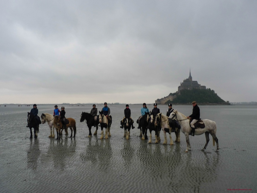 Cavaliers devant le Mont Saint Michel @Blog Cheval d'Aventure
