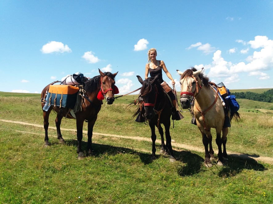 Léna heureuse de découvrir la Roumanie du haut d'un cheval @Blog Cheval d’Aventure