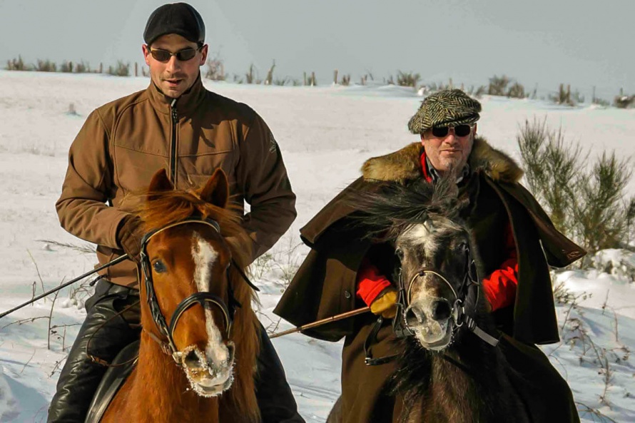 Père et fils à cheval sur leurs demi-sang Arabes dans la neige aveyronnaise